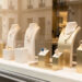 Vitrine élégante d’une boutique parisienne présentant des bagues et des colliers contemporains sur des présentoirs minimalistes, baignés de lumière naturelle.